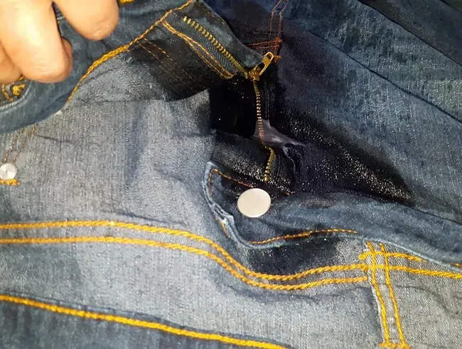 Auf meiner Jeans gepisst