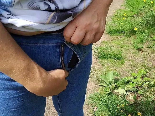 Schlampenpiss am Waldweg - Blümchen gießen