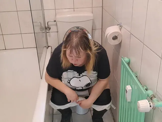 Slut beim pinkeln auf dem Klo