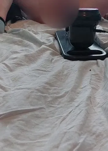 Von meiner fickmaschine zum spritzen gebracht