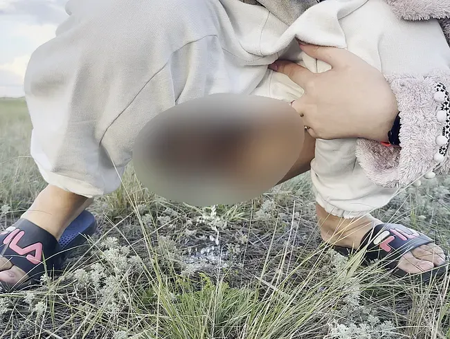 Öffentliche Piss-Zusammenstellung in der Natur! Auf Reisen! POV!