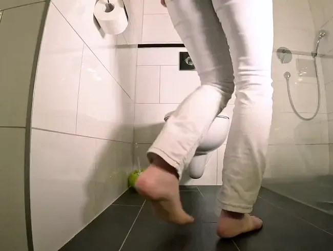 In meiner weiße Hose auf die Toilette gepinkelt