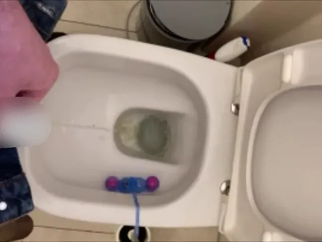 Endlich mal SEINEN Schwanz beim Pinkeln filmen dürfen