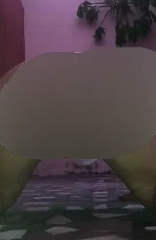 Nasser Hot Doggy: Ich pisse unzensiert und zeige meine haarige Muschi komplett