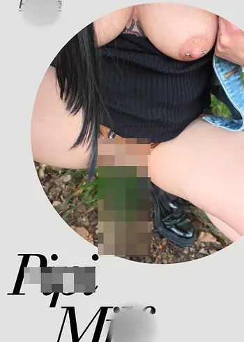 Ich zeige draussen meinen geilen Körper und pinkel auf den Wanderweg