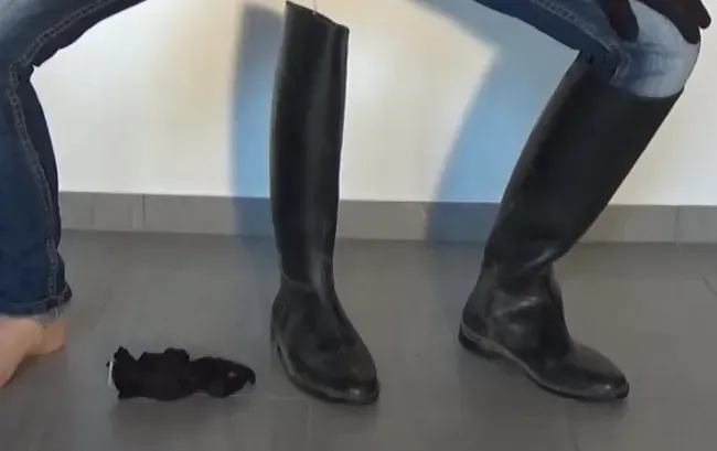 User Wunsch Video mit Jeans und Stiefeln