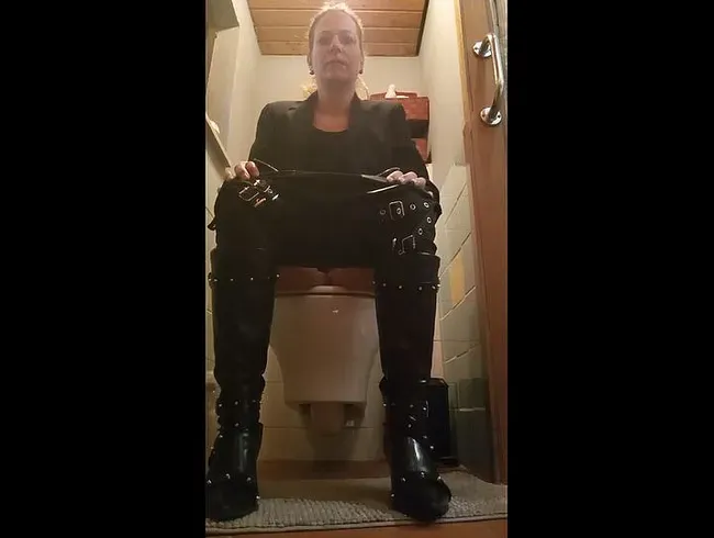 Habe meine Pisse für euch 2 Stunden angehalten, schwarze Kleidung Stiefel