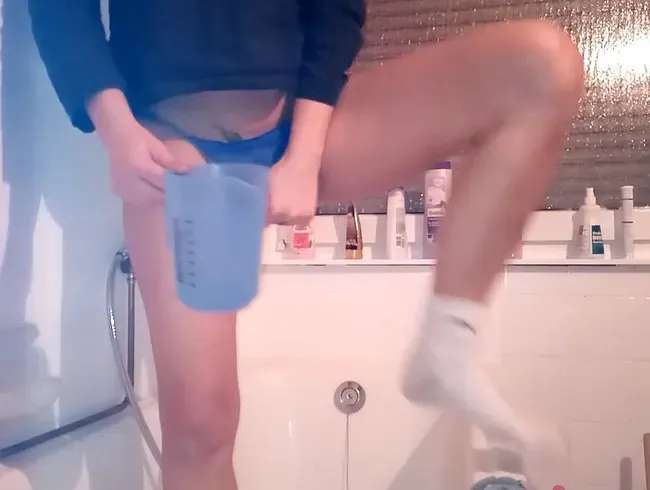 Pisserfolg, 700 ml in ein Meßbecher, danach schütte ich mir die Pisse über meine Socken