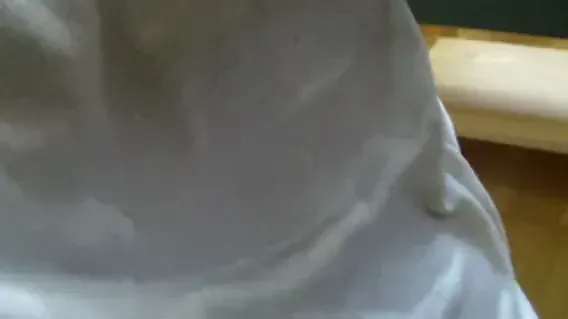 Selbst anpissen - das Shirt vollgepisst