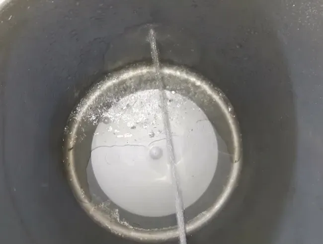 Sperma- Pissgemisch im Putzeimer