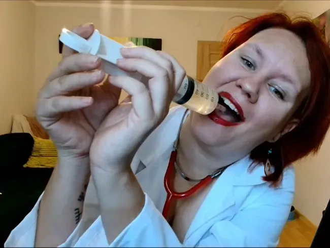 Der Arzt macht eine Pisse, gießt es in eine Spritze und trinkt, gießt es auf ihre Brüste etc part 2