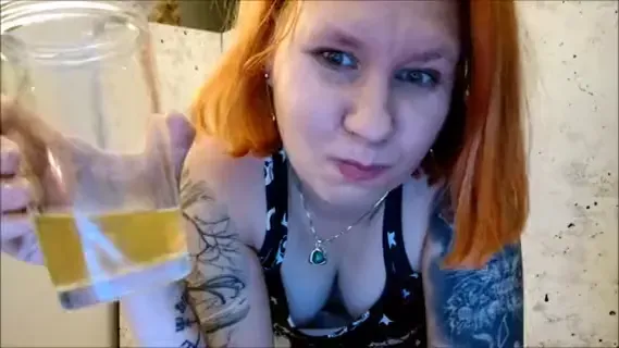 Im Stehen in ein Glas pissen und trinken 2/2