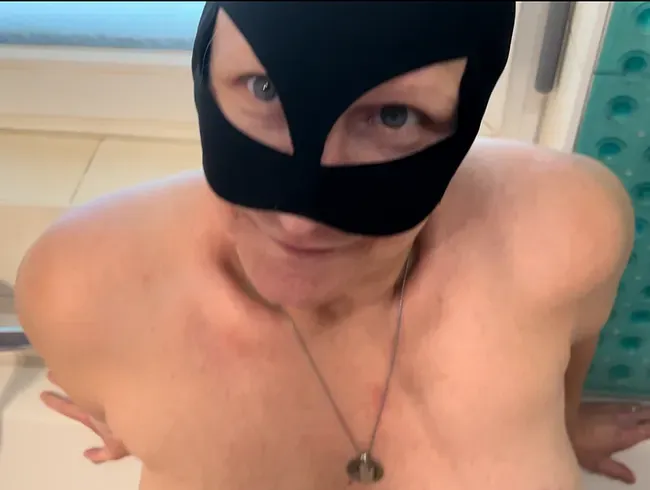 User Wunsch Video - behaarte Muschi anpissen lassen