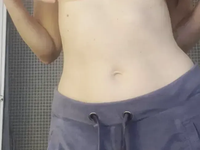 Hi ich wollt grad duschen gehen, evtl möchtest du ja mitkommen? ;)