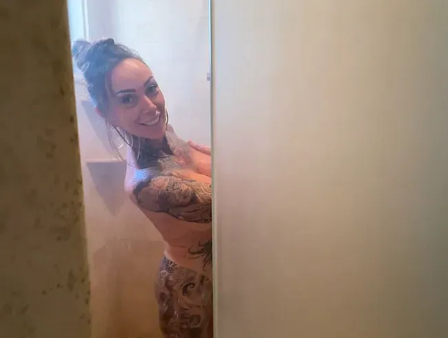 In der Dusche beim ficken auf den Schwanz gepisst