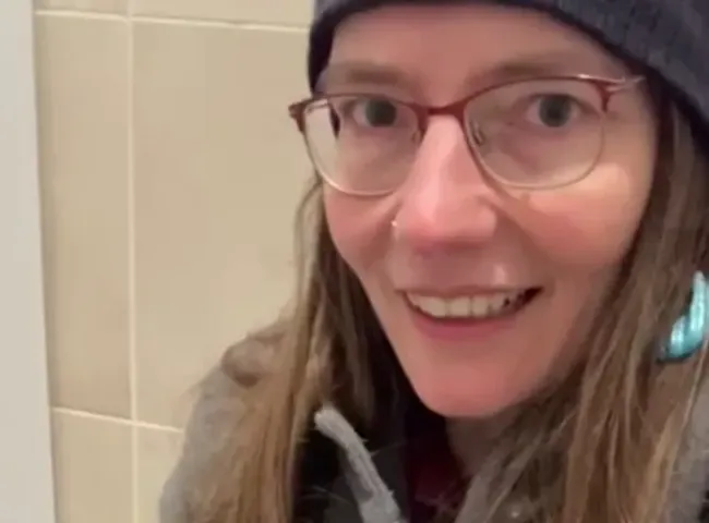 Pisswunder in öffentlicher Toilette!