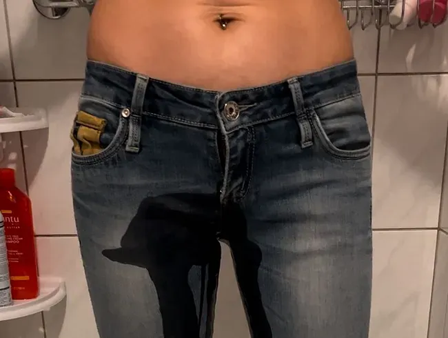 Ich konnte es nicht mehr halten und pisse mir in die Hosen