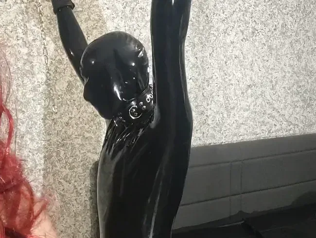 2/4 Dem Subi wird der Katheter gezogen, damit die Lady sein Schwänzle weiter bearbeiten kann.