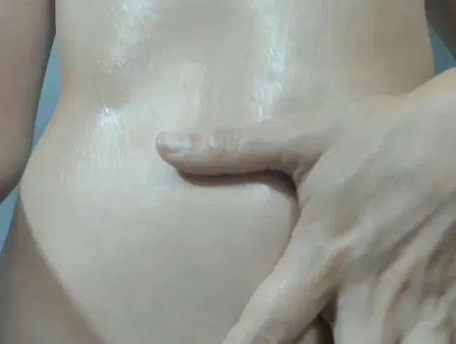 Das Ölbad auf meinem Körper macht mich geil, spiele mit meinem Vibrator in meiner Muschi, bis sie