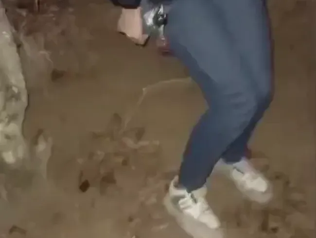 goldener regen im wald mitten in der nacht ist alles dunkel - Kein Ton