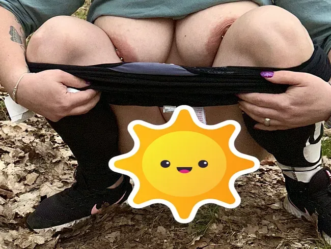 in den Wald gepinkelt!