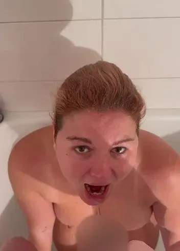 Hab mich endlich getraut mir in den Mund pissen zu lassen.