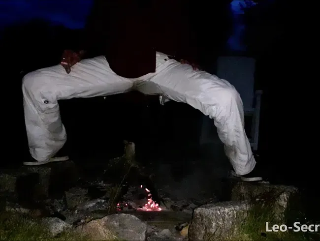 Der Pipi-Tanz in weißer Hose und mit Zigarette um’s Lagerfeuer ;p
