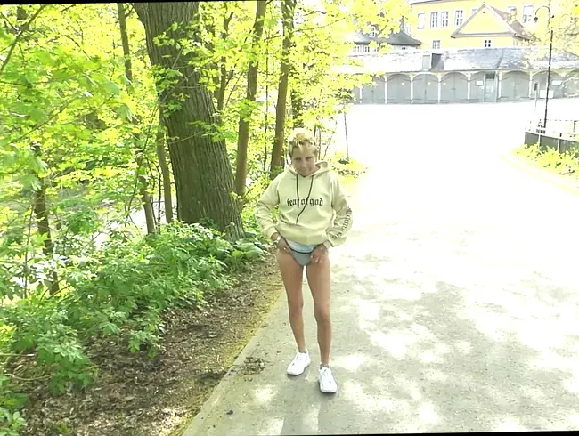 Spaziergang zum Schloss mit Plug und Pissen