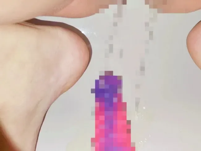 Noch piss ich auf den Dildo, bald ist das dein Schwanz!!