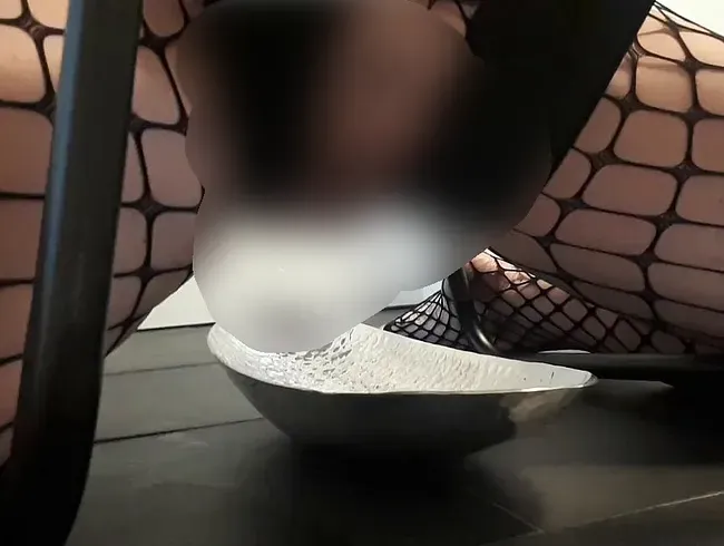 Im schwarzen Netzbody am Lovechair geil gepisst ...