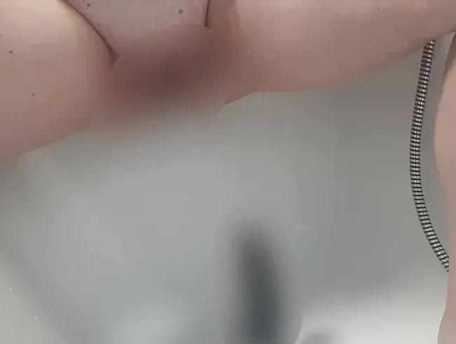 Vor Geilheit auf meinen dicken schwarzen Dildo gepisst ...