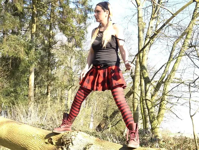 Pee in the River - Frühlingshafter Pipispaß im Wald