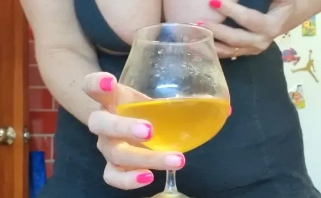 Ich habe Whisky aus meiner Muschi für dich – natürlichen Nektar! Ich liebe Urin.