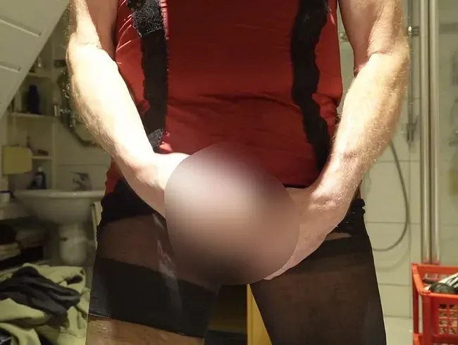 Monique`s Nylonkitzler spritzt Ns u. Sperma