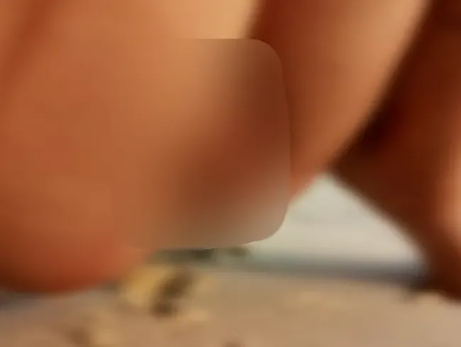 Ein süßer Teenager ist sehr schüchtern, in die Öffentlichkeit zu pinkeln