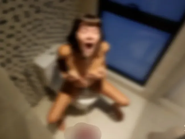 POV Pisst auf eine Süße in der Toilette