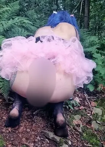 Niedliche Fee p*sst das erste mal vor der Kamera und spielt an ihrer rosa P*ssy