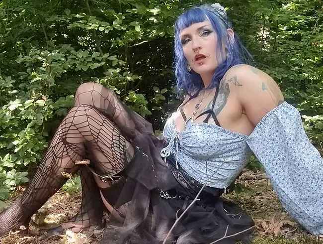 Spaziergang im Wald, Gothgirl p*sst und f*ckt ihre schmatzende P*ussy mit Glasd*ldo