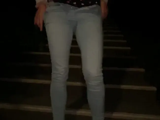 Pipi outdoor die Treppe runter