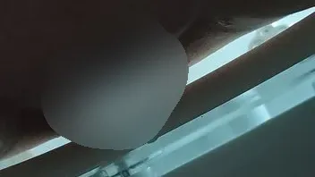 Natursekt auf der Toilette. Urin ins Klo Pinkeln. Es tropft aus Muschi. Geile Fotze Wasser Strahl