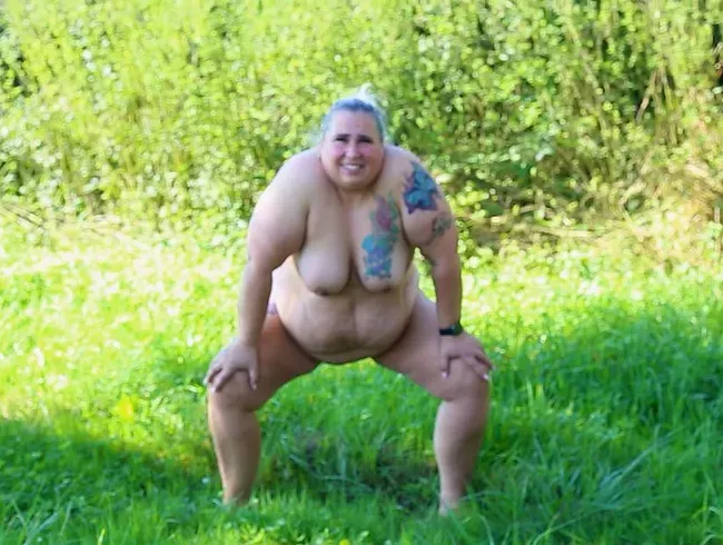 Ehefrau pisst draußen in die Natur