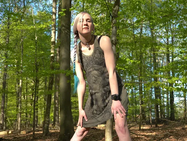 Outdoorpinkelspaß – geiles Pinkeln im Wald!