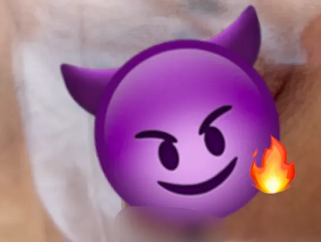 Geil gepisst auf durchsichtigem Stuhl!