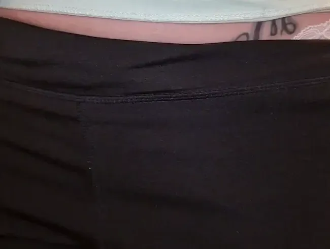 Dreckiger Slip und pissen auf dem Klo