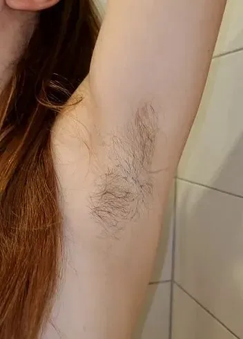 Schöner haariger körper beim pinkeln