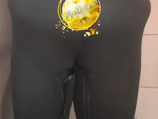 Sieh mir zu wie ich in meine Leggins pinkel