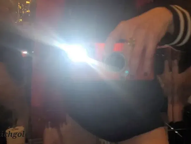 Public Natursekt sexy MILF pisst und pfurzt für dich bei ihrem Lieblings Italiener in München