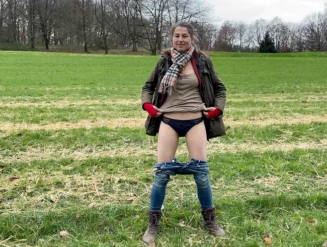 Ich trau michn immer mehr: Pipi am öffentlichen Weg gemacht