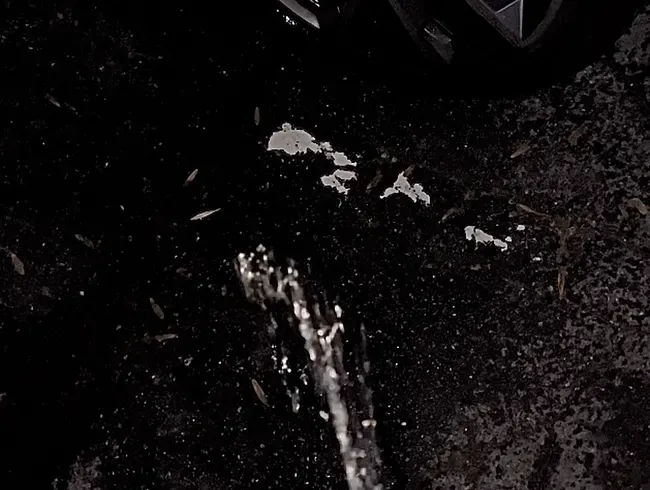 Auf Parkplatz neben fremdes Auto gepisst ????