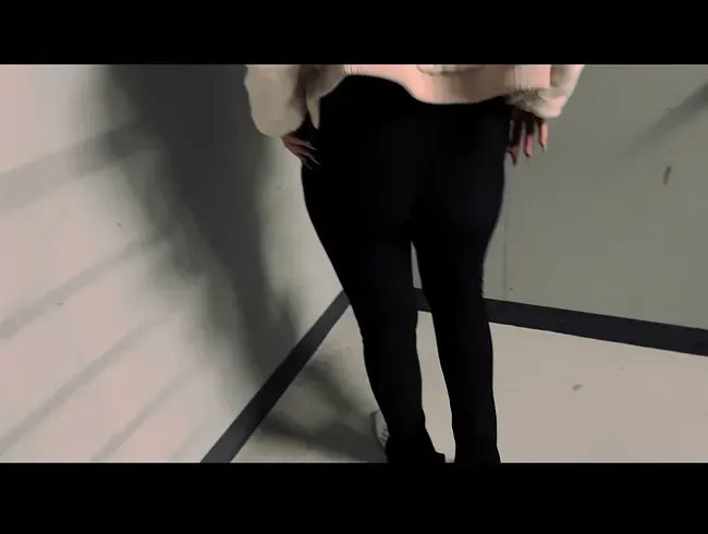 Pisst sich gut auf Etage 1, Parkhauspiss ????